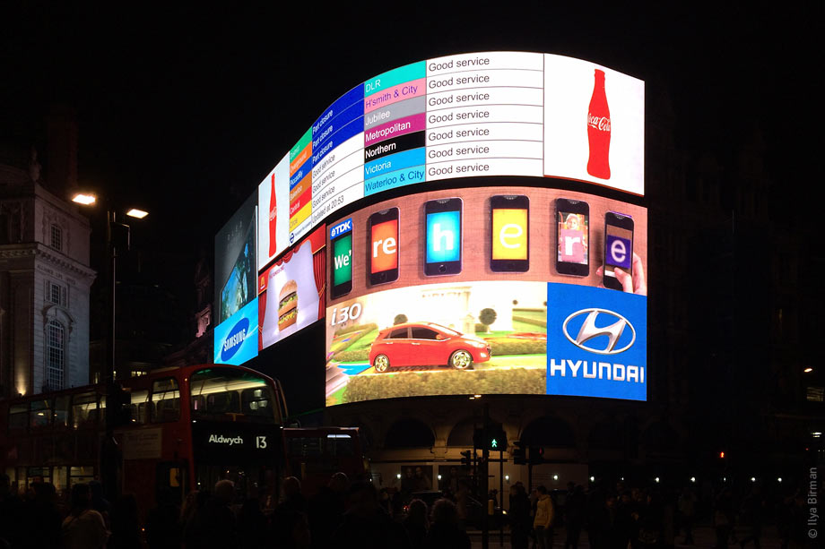 Piccadilly circus ad screens now display Underground service update