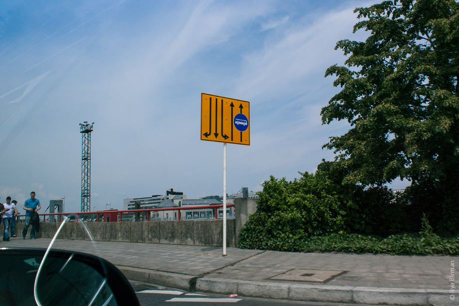 Oncoming lanes are included on the signs in Luxembourg