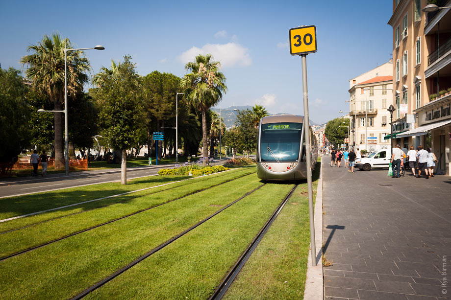 The trams use batteries in Nice