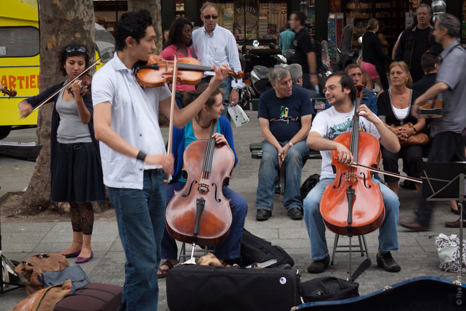 Street musicians play Vivaldi and chat at the same time