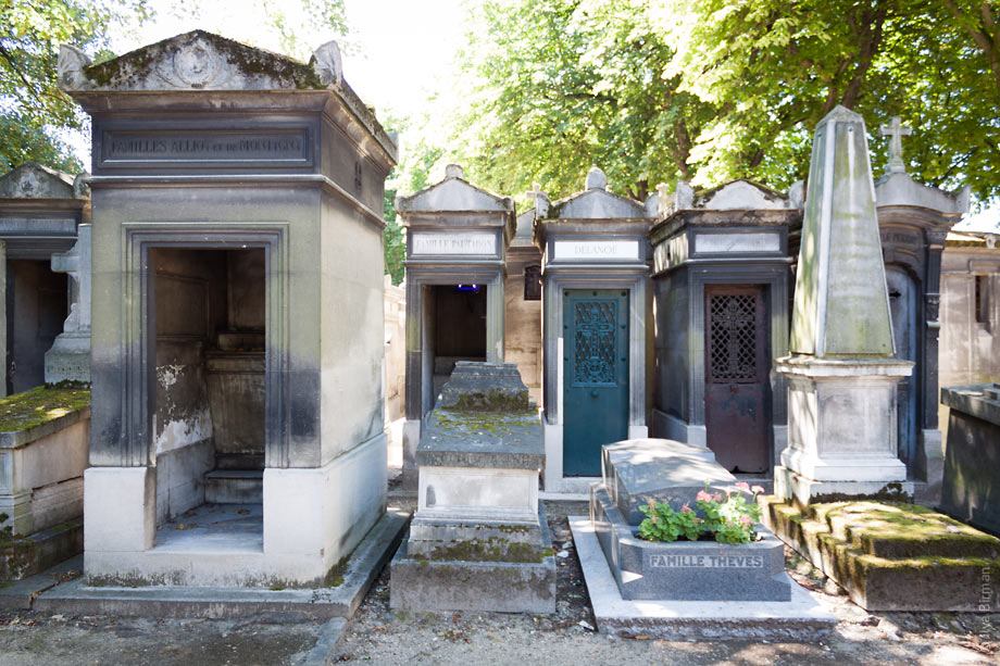 Père Lachaise cemetery looks like the world’s largest phone booth show