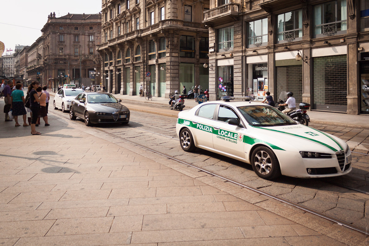 Local police drives Alfa-Romeos in Milan
