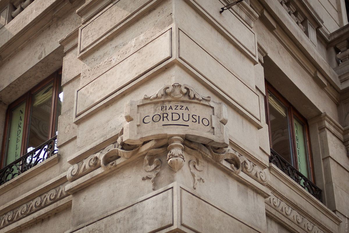 Square name plate in Milan