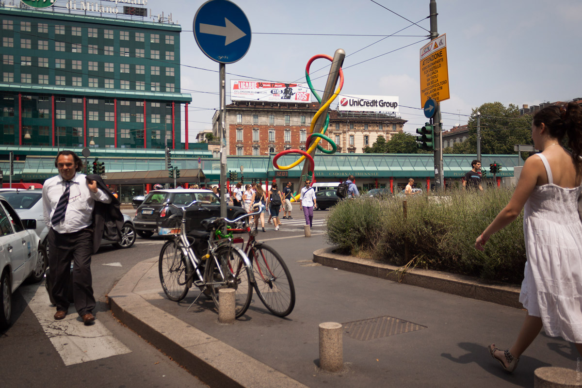 A fountain is stitched to a square in Milan