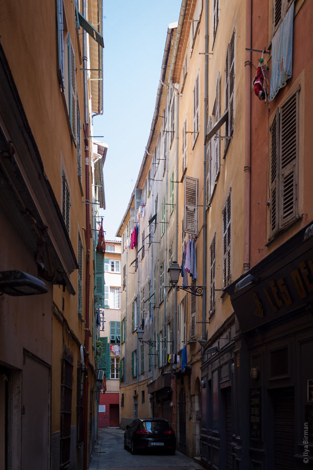 The street lamps look up and down in Nice