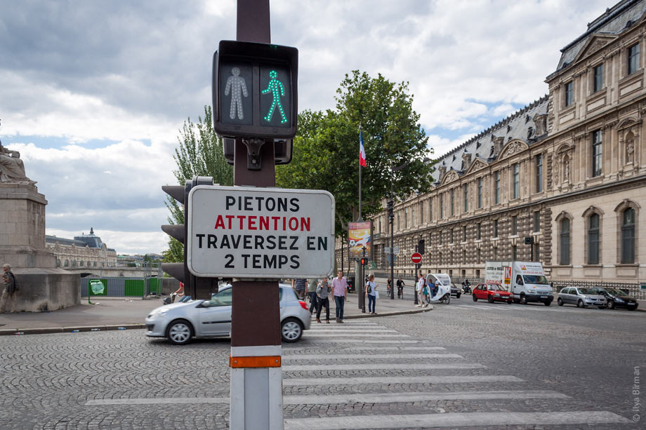 You need to cross a wide street in two phases in Paris