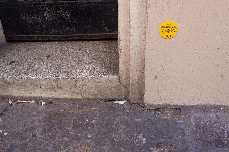 A manhole distance sign in Paris