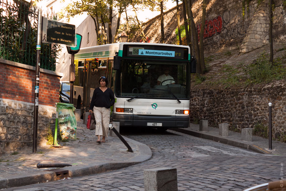 A monmartrobus on Monmartre