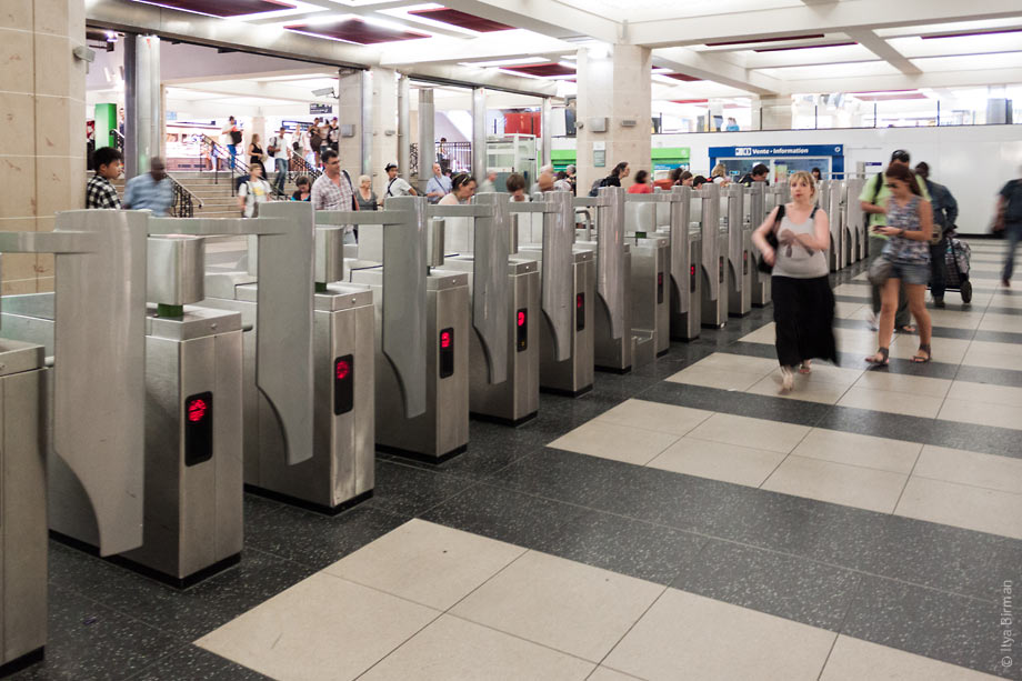 The turnstiles are hollible in Paris