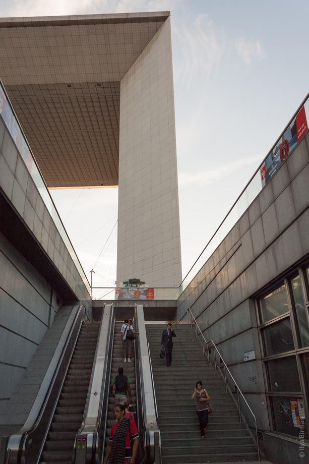 When you arrive at the Défence, you see the right leg of the Grande Arche