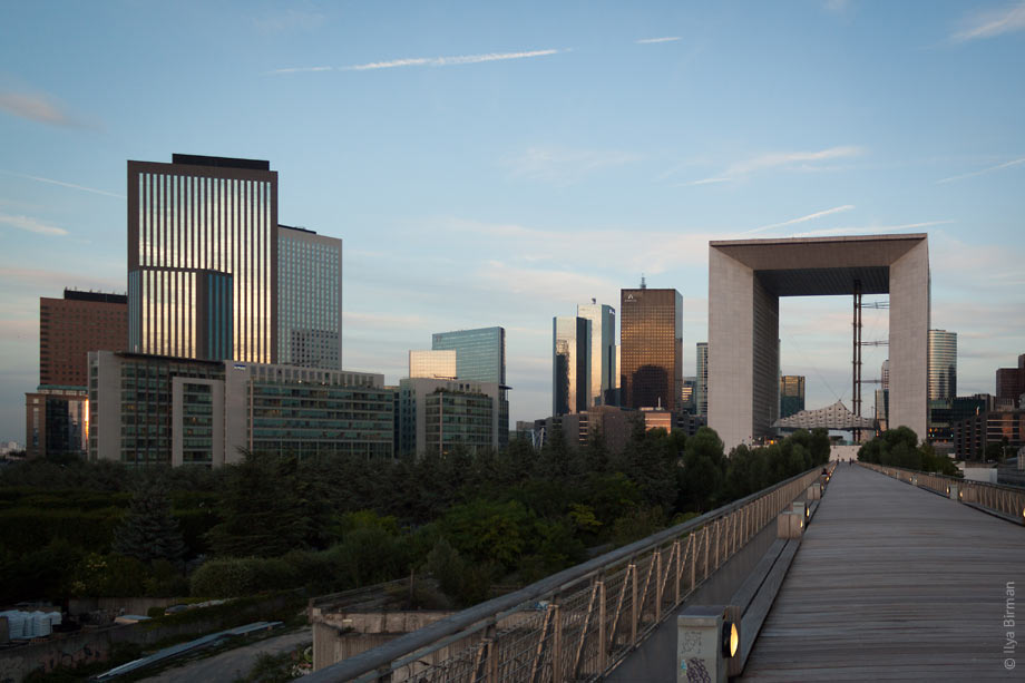 Behind the Grande Arche in Paris, there is a cemetry