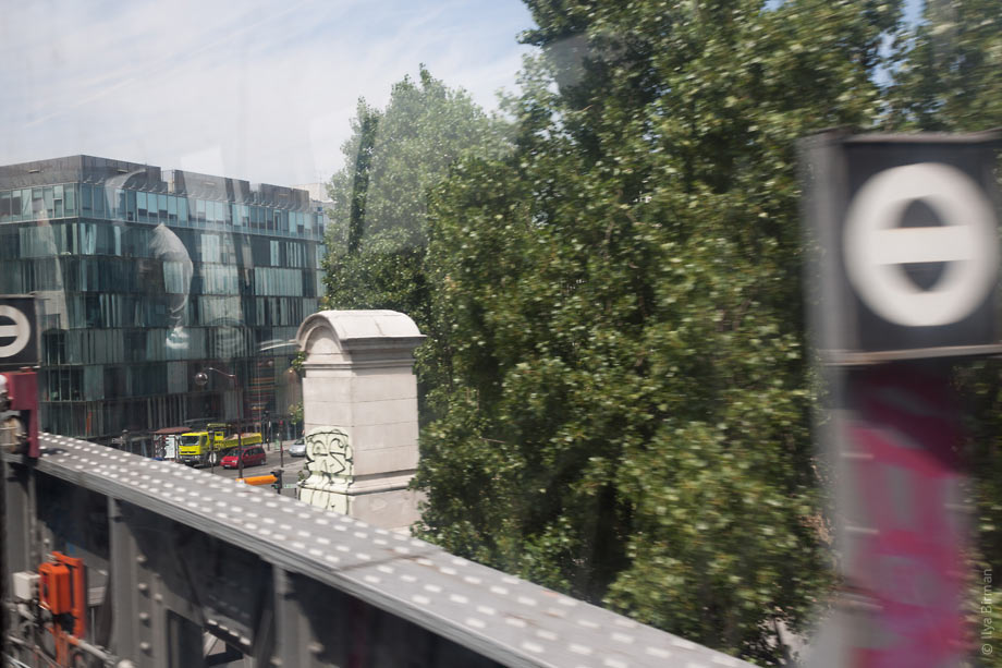 Symbols between the stations in Paris