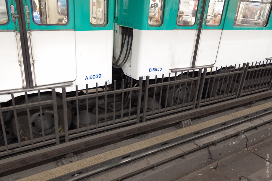 Subway train wheels have tires in Paris