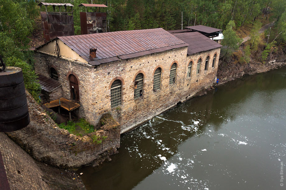 The electrician is fishing at the open window in Porogi