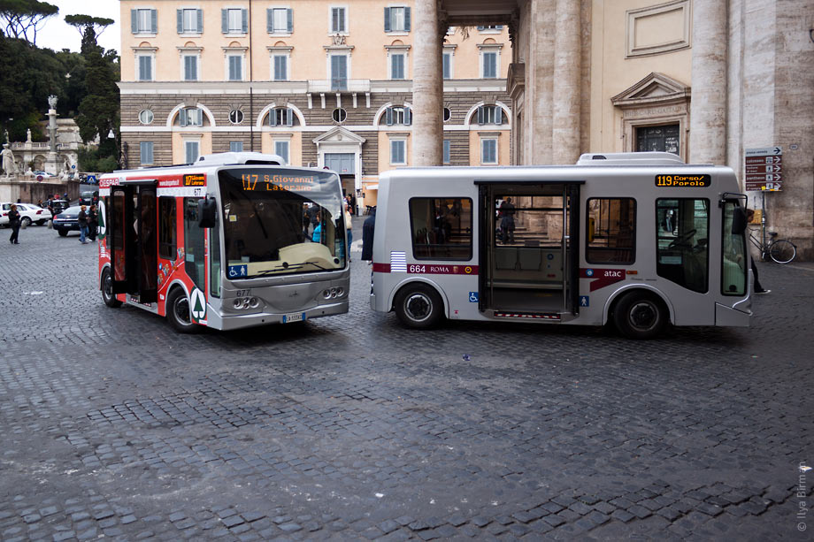 Toy buses on Via del Corso