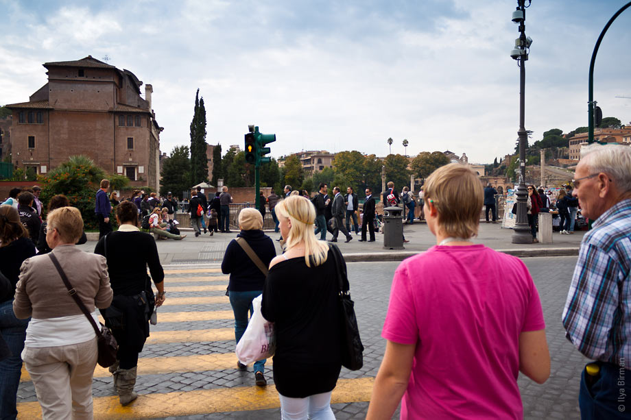 Yellow traffic light in Rome