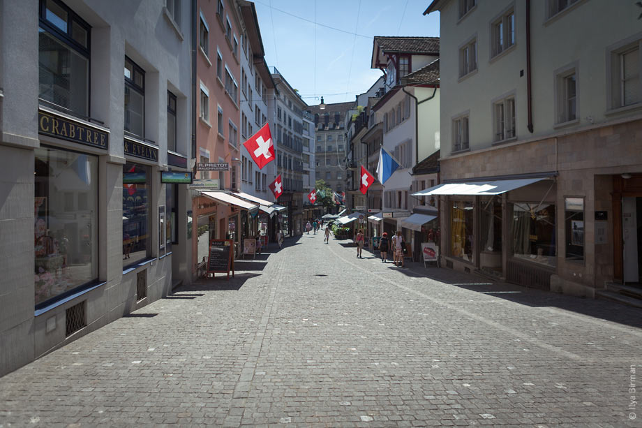 Swiss flags in Zurichюрихе